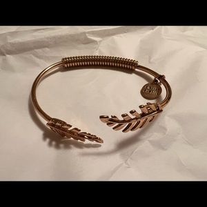 Kinsley Armelle Laurel Leaf Bracelet in Gold.